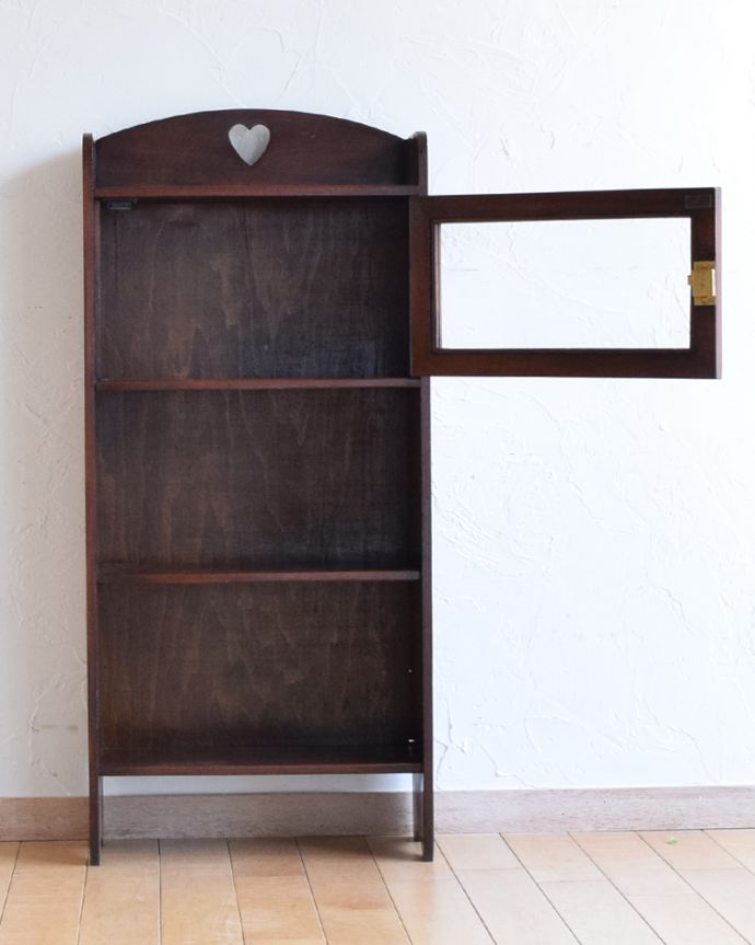 アンティークのキャビネット　アンティーク家具　英国輸入のアンティーク家具、ハートモチーフのブックシェルフ（本棚） 。扉の中を開けみると･･･扉の中も、もちろん専門の職人がキレイに修復しました。(q-925-f-1)