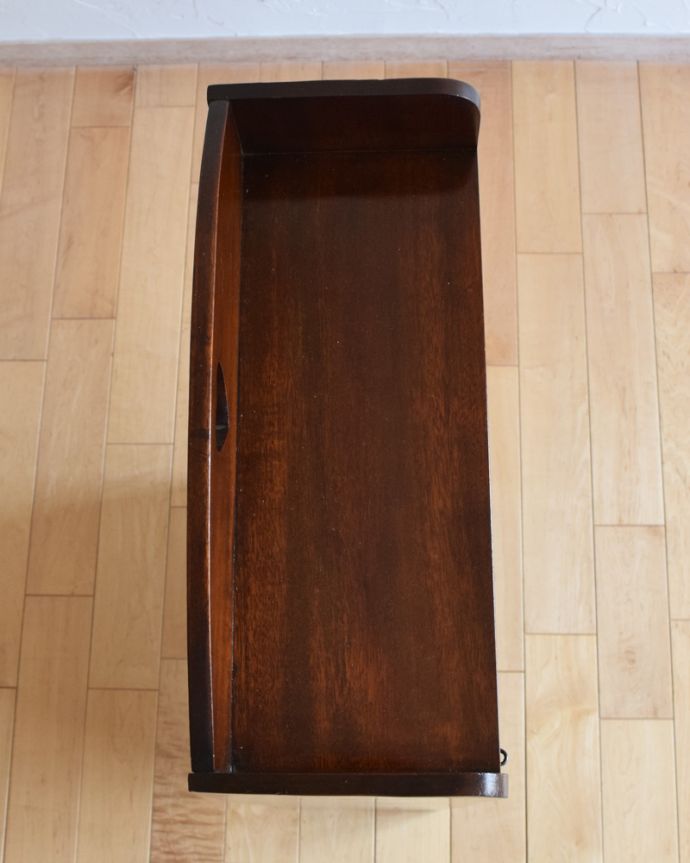 アンティークのキャビネット　アンティーク家具　英国輸入のアンティーク家具、ハートモチーフのブックシェルフ（本棚） 。上から見てみると･･･天板の塗装も修復の際、ピカピカにお直ししました。(q-925-f-1)