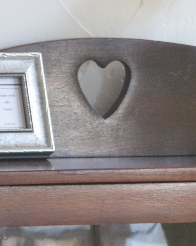 アンティークのキャビネット　アンティーク家具　英国輸入のアンティーク家具、ハートモチーフのブックシェルフ（本棚） 。可愛らしいモチーフトップの部分にはハートの形をしたモチーフ。(q-925-f-1)