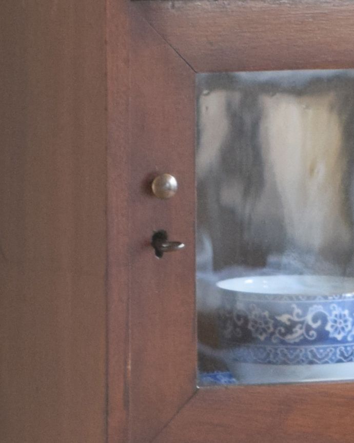 アンティークのキャビネット　アンティーク家具　英国輸入のアンティーク家具、ハートモチーフのブックシェルフ（本棚） 。開ける度にワクワク･･･取っ手もアンティークらしいデザイン。(q-925-f)