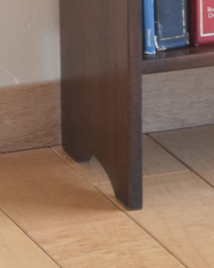 アンティークのキャビネット　アンティーク家具　英国輸入のアンティーク家具、ハートモチーフのブックシェルフ（本棚） 。女性１人でラクラク運べちゃうんですHandleのアンティークは、脚の裏にフェルトキーパーをお付けしています。(q-925-f-1)