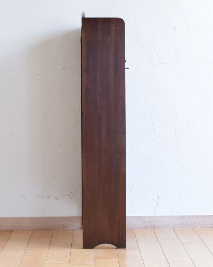 アンティークのキャビネット　アンティーク家具　英国輸入のアンティーク家具、ハートモチーフのブックシェルフ（本棚） 。横から見ても素敵なんですもちろん、横から見てもキレイ。(q-925-f-1)