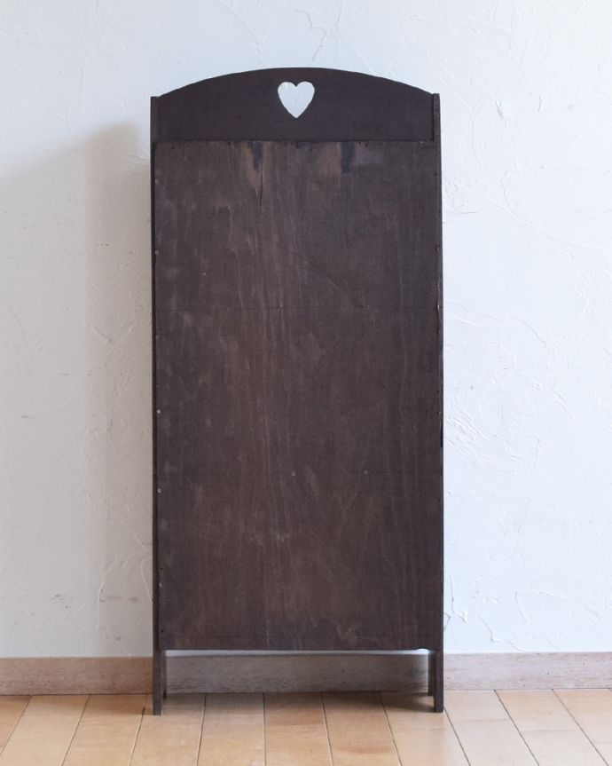 アンティークのキャビネット　アンティーク家具　英国輸入のアンティーク家具、ハートモチーフのブックシェルフ（本棚） 。後ろ姿もチェックして下さいアンティークは新品ではないので、経年変化によるキズはありますが、専門の職人がキレイにお直しをしているので、後ろ姿までキレイです。(q-925-f-1)