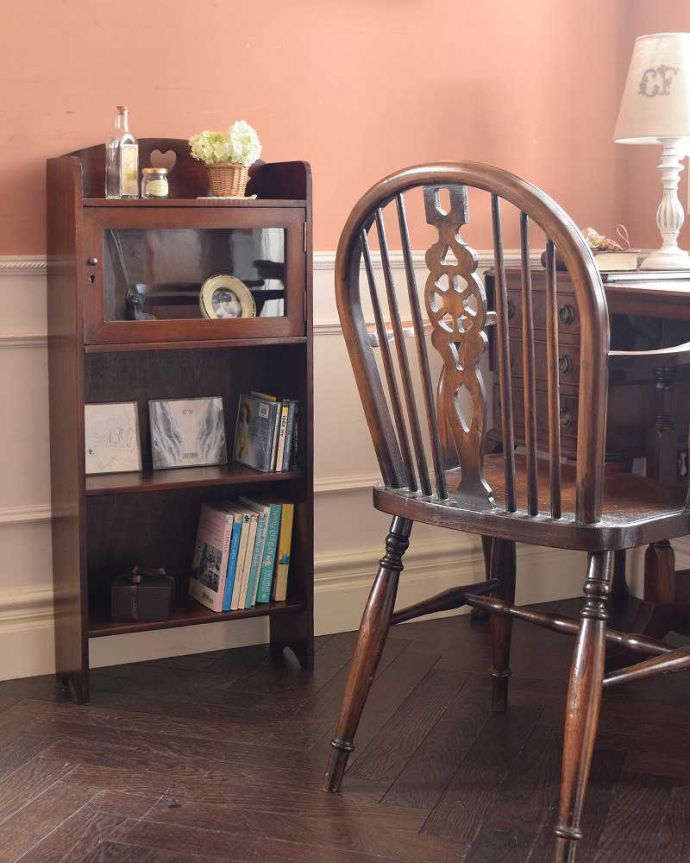 アンティークのキャビネット　アンティーク家具　英国輸入のアンティーク家具、ハートモチーフのブックシェルフ（本棚） 。どんな場所でも可愛らしく使えますコンパクトサイズなので、どこにでも置けます。(q-925-f-1)