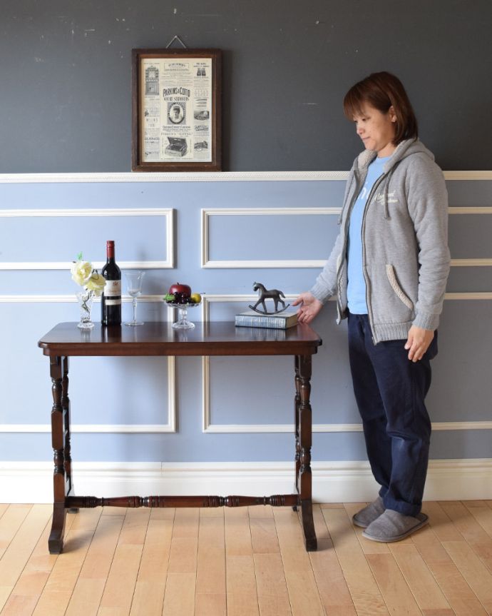 アンティークのテーブル　アンティーク家具　玄関で使える英国のアンティーク家具、脚の装飾が美しいホールテーブル。どんな場所でも便利に使える小さなテーブルどんな場所にも気軽に運べていろんな用途で使えるテーブルです。(q-927-f)