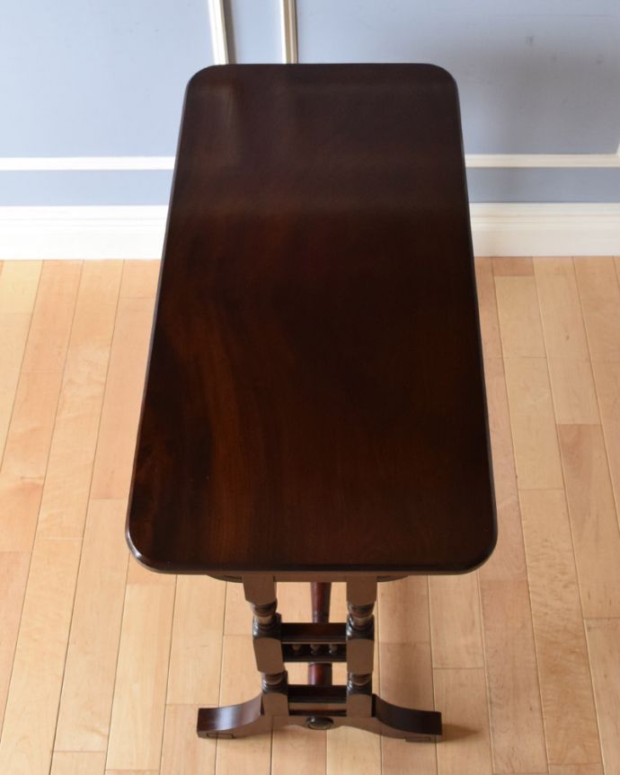 アンティークのテーブル　アンティーク家具　玄関で使える英国のアンティーク家具、脚の装飾が美しいホールテーブル。天板の形を見てみると･･･テーブルの形を上から見ると、こんな感じです。(q-927-f)