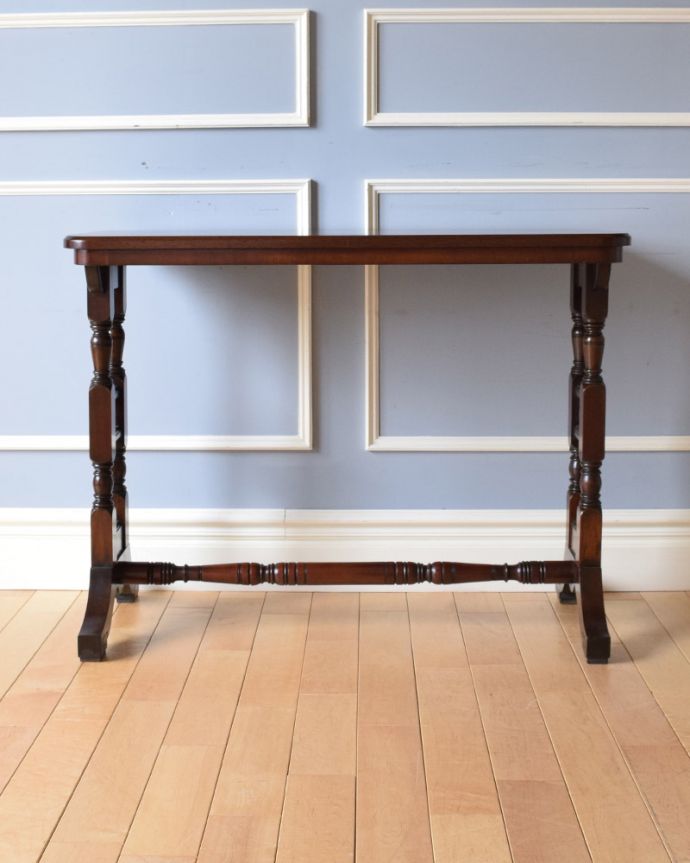 アンティークのテーブル　アンティーク家具　玄関で使える英国のアンティーク家具、脚の装飾が美しいホールテーブル。しっかり修復しましたアンティークは新品ではないので、もちろん経年変化によるキズはありますが、Handleでは専門の職人がしっかり修復したものだけをお送りしているので後ろ姿もキレイです。(q-927-f)