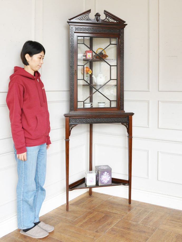 英国アンティークのガラスキャビネット