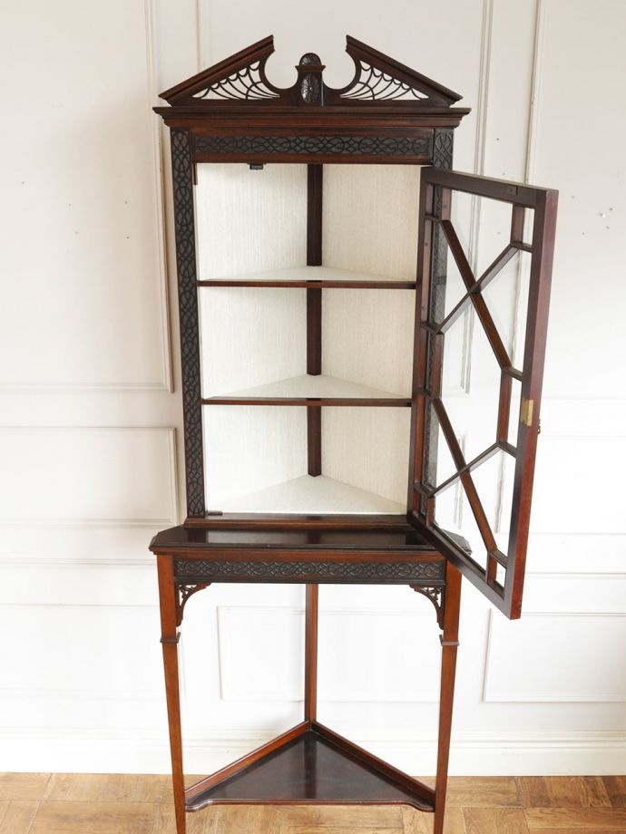 ガラスキャビネットの扉の中