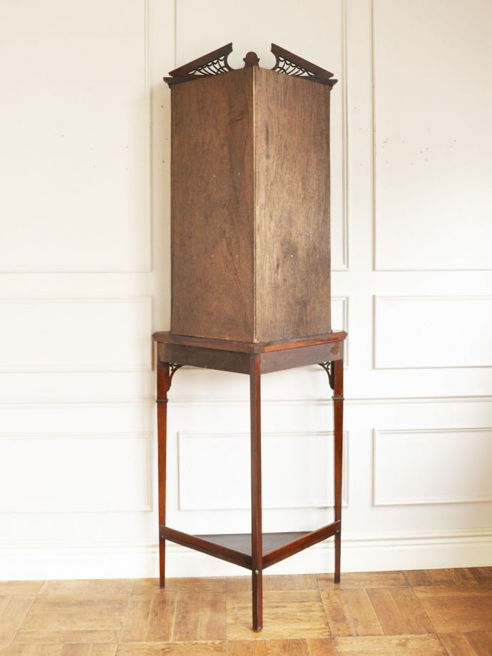 キャビネットの後ろ姿