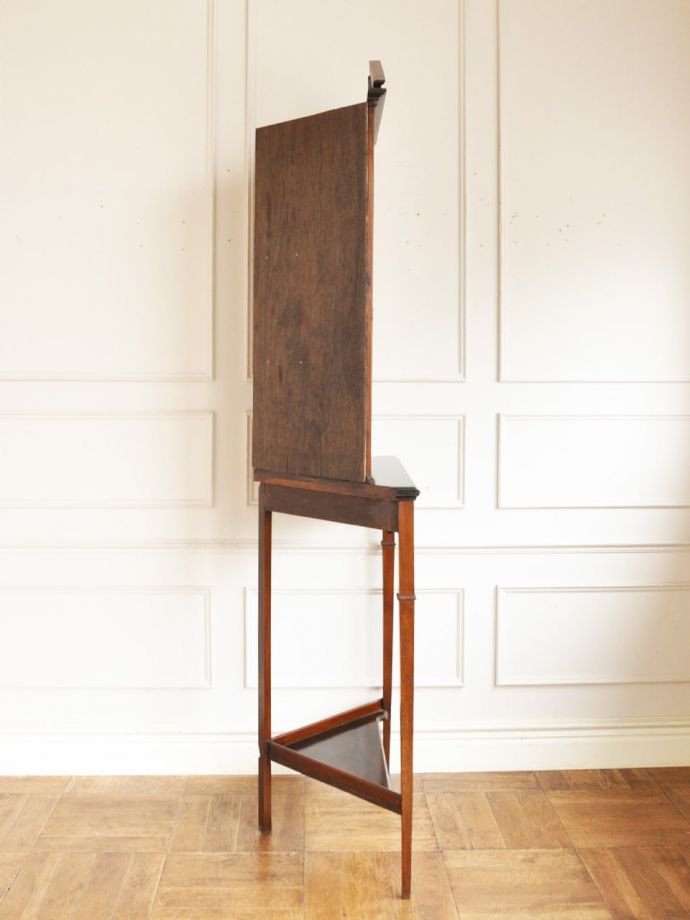 コーナーキャビネットの側面