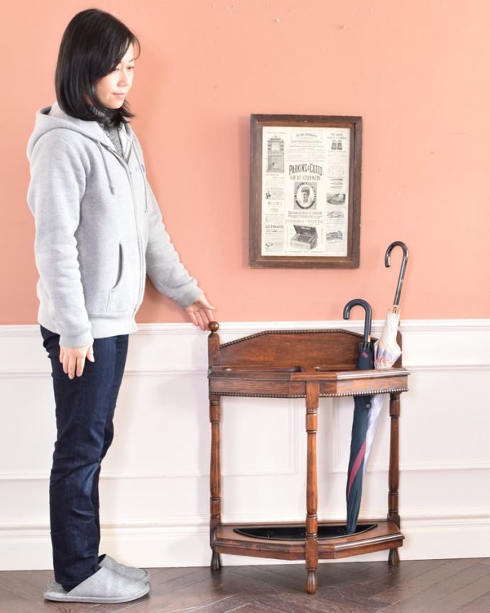 アンティークの玄関収納　アンティーク家具　英国らしいデザインのアンティーク家具、木製ステッキスタンド（傘立て） 。英国紳士の身だしなみのために作られた家具実は傘立てではなくステッキを立てて置くためのスタンド。(q-930-f-1)