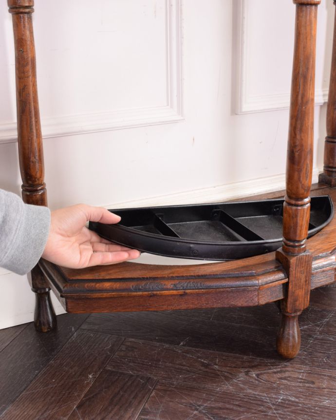 アンティークの玄関収納　アンティーク家具　英国らしいデザインのアンティーク家具、木製ステッキスタンド（傘立て） 。安心して使えるポイント濡れたままの傘を入れて大丈夫なように雨受けが付いています。(q-930-f-1)