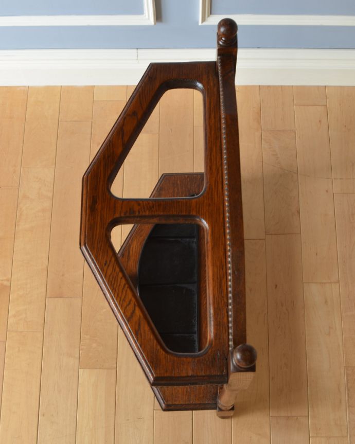 アンティークの玄関収納　アンティーク家具　英国らしいデザインのアンティーク家具、木製ステッキスタンド（傘立て） 。上から見るとこんな感じもともとステッキを立てていた場所は、傘も収納しやすいデザインになっています。(q-930-f-1)