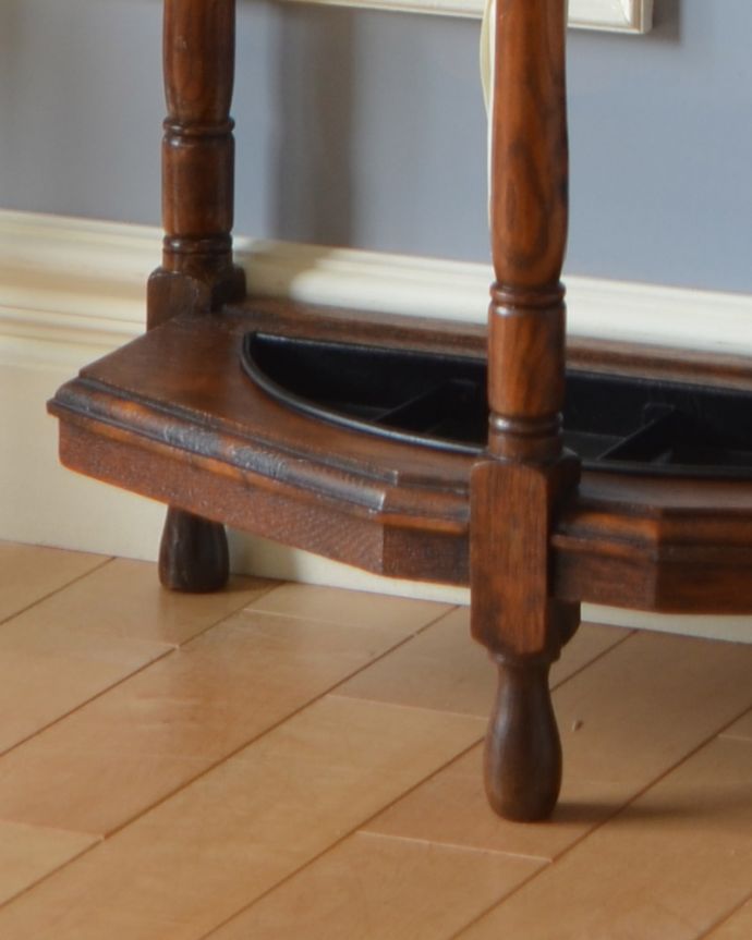 アンティークの玄関収納　アンティーク家具　英国らしいデザインのアンティーク家具、木製ステッキスタンド（傘立て） 。持ち上げなくても移動できますHandleのアンティークは、脚の裏にフェルトキーパーをお付けしていますので、持ち上げなくても床を滑らせて移動させることが出来ます。(q-930-f-1)