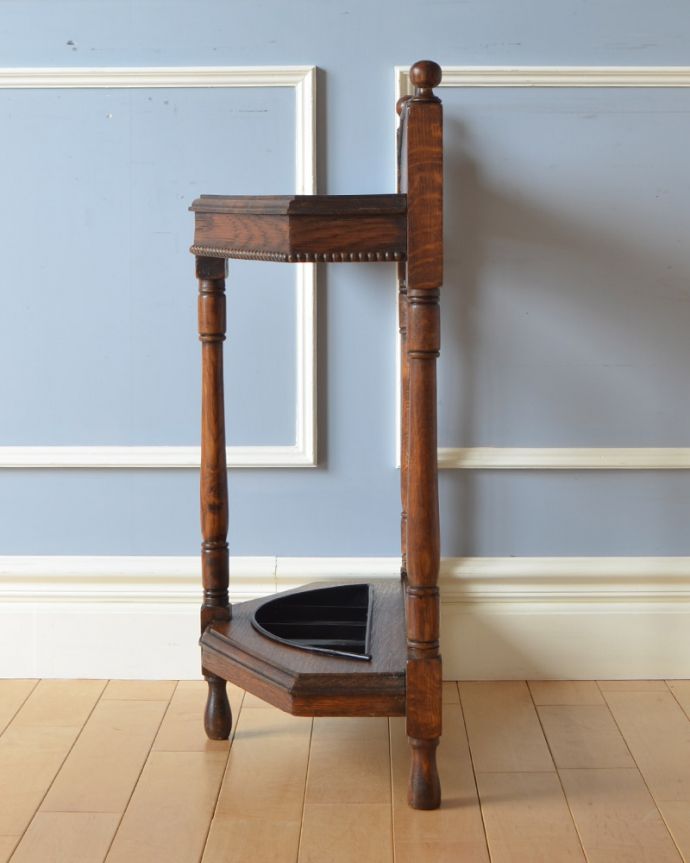 アンティークの玄関収納　アンティーク家具　英国らしいデザインのアンティーク家具、木製ステッキスタンド（傘立て） 。横顔も美しく！こんな風に見えます専門の職人が、一度バラしてキレイに組み直しました。(q-930-f-1)