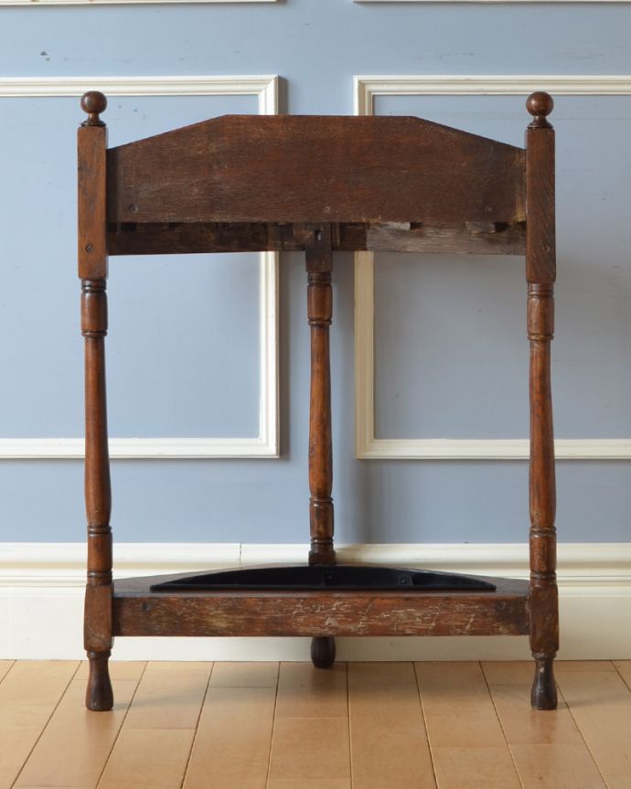 アンティークの玄関収納　アンティーク家具　英国らしいデザインのアンティーク家具、木製ステッキスタンド（傘立て） 。後ろ姿もキレイなんです。(q-930-f-1)