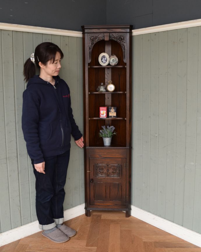 アンティークのキャビネット　アンティーク家具　英国アンティーク家具、角に置けるコーナーカップボード（シェルフ）。お部屋を格上げしてくれるコーナーキャビネットお部屋の角を彩ってくれるコーナーキャビネットを使えば、ワンランクUPしたインテリアを作ることが出来ます（モデルの身長は156cmです）。(q-932-f)