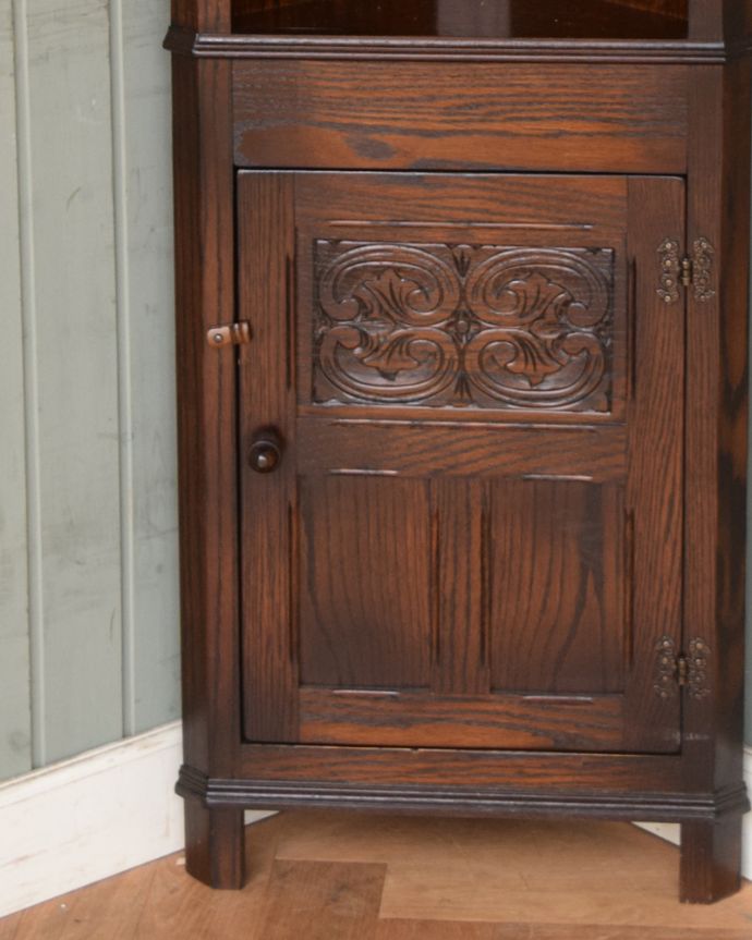 英国アンティーク家具、角に置けるコーナーカップボード（シェルフ）(q