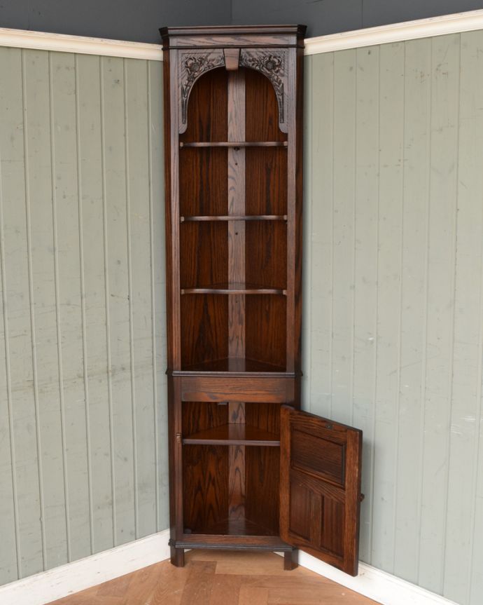 英国アンティーク家具、角に置けるコーナーカップボード（シェルフ）(q