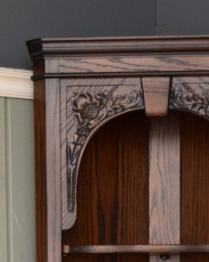 アンティークのキャビネット　アンティーク家具　英国アンティーク家具、角に置けるコーナーカップボード（シェルフ）。惚れ惚れしちゃう美しさこんなに堅い無垢材に一体どうやって彫ったんだろう？と不思議になるくらい細かい彫にうっとりです。(q-932-f)
