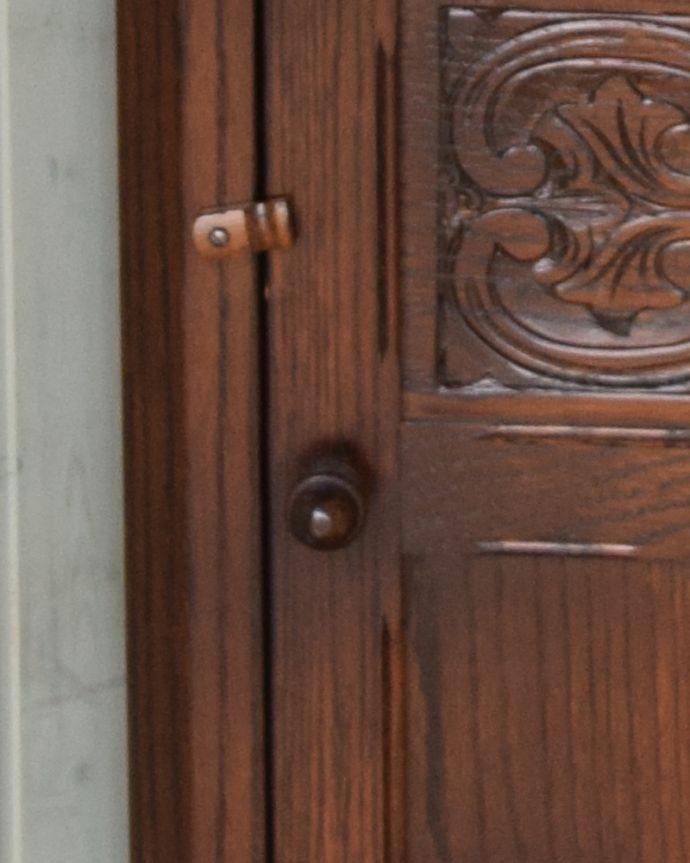 アンティークのキャビネット　アンティーク家具　英国アンティーク家具、角に置けるコーナーカップボード（シェルフ）。開ける度にワクワクアンティークらしい取っ手のデザイン。(q-932-f)