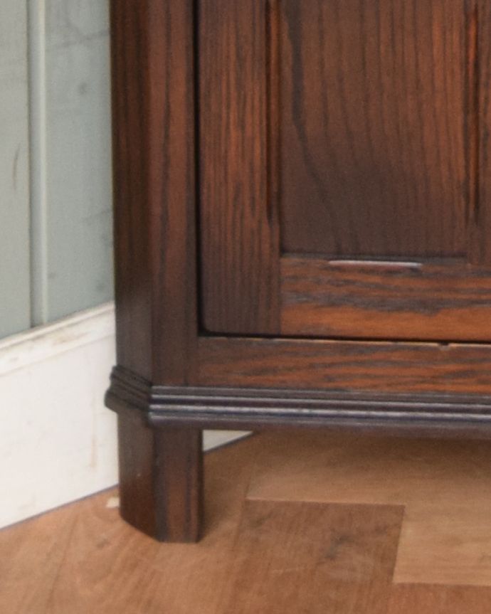 アンティークのキャビネット　アンティーク家具　英国アンティーク家具、角に置けるコーナーカップボード（シェルフ）。女性１人でラクラク運べちゃうんですHandleのアンティークは、脚の裏にフェルトキーパーをお付けしています。(q-932-f)