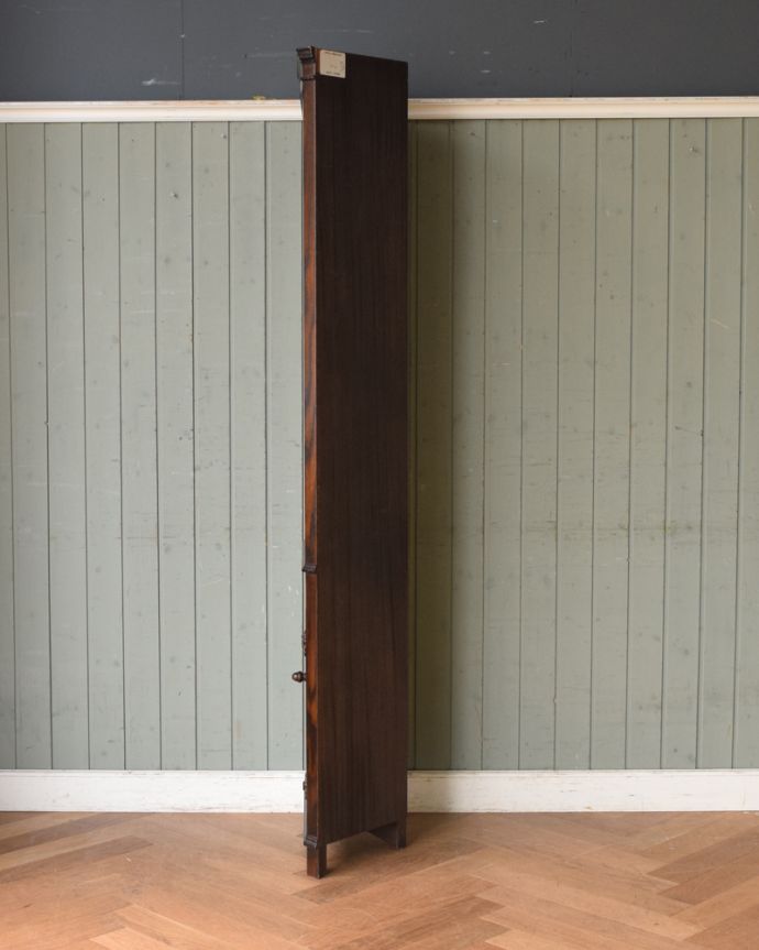 アンティークのキャビネット　アンティーク家具　英国アンティーク家具、角に置けるコーナーカップボード（シェルフ）。コーナー用なので三角形壁にくっつけちゃう部分を横から見るとこんな感じ。(q-932-f)