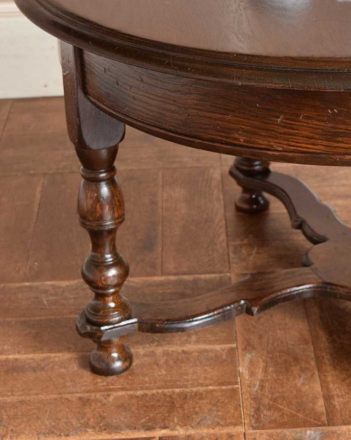 アンティークのテーブル　アンティーク家具　アンティークの英国家具、小ぶりな脚の美しいコーヒーテーブル。持ち上げなくても移動できます！Handleのアンティークは、脚の裏にフェルトキーパーをお付けしていますので、床を滑らせて簡単に移動する事が出来ます。(q-933-f)