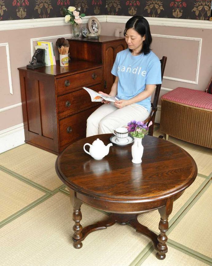 アンティークのテーブル　アンティーク家具　アンティークの英国家具、小ぶりな脚の美しいコーヒーテーブル。和室にも似合います濃いチョコレート色のコーヒーテーブルは和室との相性もバッチリ！おシャレな和室を作りたい方、英国からやってきたアンティーク家具とのコラボを楽しんでみませんか？。(q-933-f)