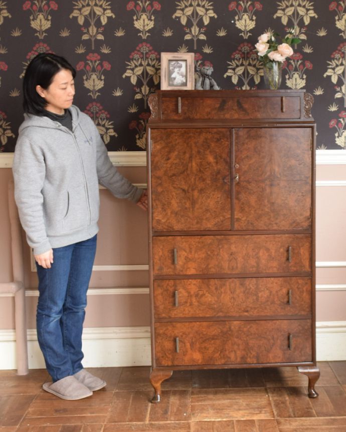 アンティークのチェスト アンティーク家具 表情豊かな木目がとっても美しい、英国輸入のアンティークカップボードチェスト(食器棚) 。英国アンティークらしい美しさが際立つ家具細々とした収納も出来ちゃう引き出し収納と扉の収納が両方付いたカップボードチェストはアンティーク家具ではめずらしい形。(q-937-f)