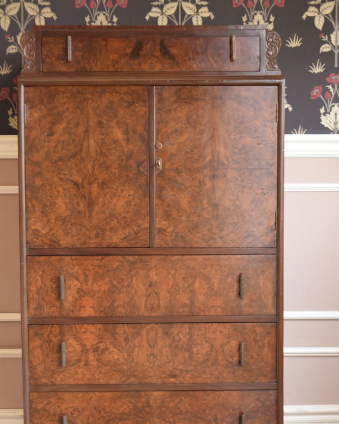 アンティークのチェスト アンティーク家具 表情豊かな木目がとっても美しい、英国輸入のアンティークカップボードチェスト(食器棚) 。木目だけの力でここまで美しい・・・アンティーク家具の一番の特長が木目だけで表現する家具の美しさ。(q-937-f)