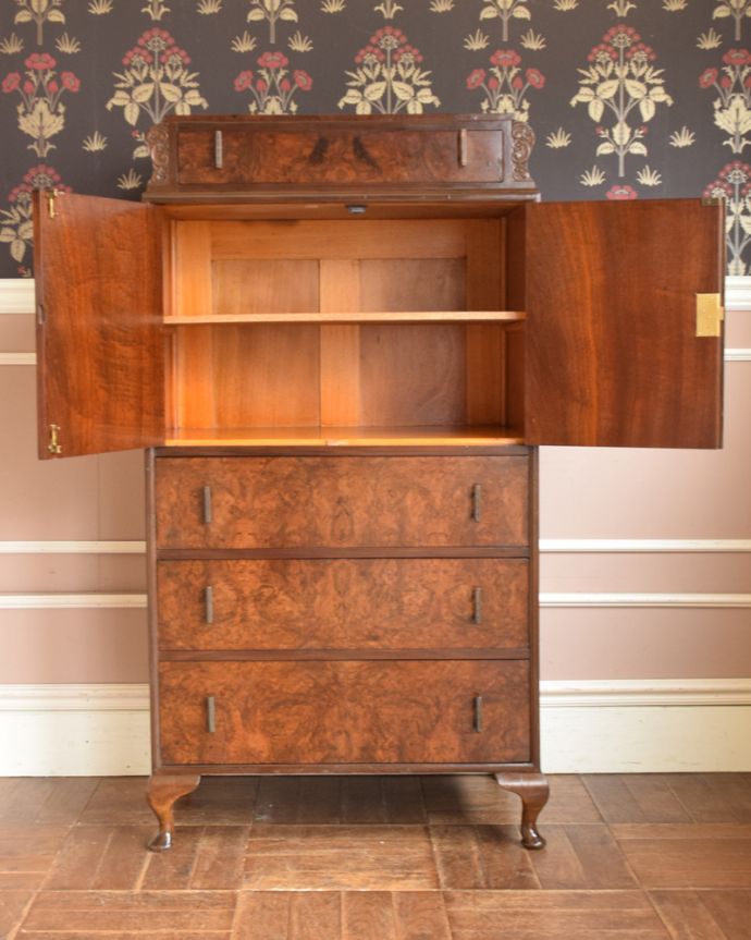 アンティークのチェスト アンティーク家具 表情豊かな木目がとっても美しい、英国輸入のアンティークカップボードチェスト(食器棚) 。扉を開けてみると・・・もともとカップボードとして使われていた家具。(q-937-f)