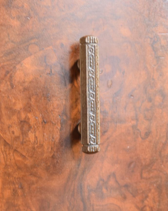 アンティークのチェスト アンティーク家具 表情豊かな木目がとっても美しい、英国輸入のアンティークカップボードチェスト(食器棚) 。開ける度になんだかワクワク取っ手のデザインにもこだわりが。(q-937-f)