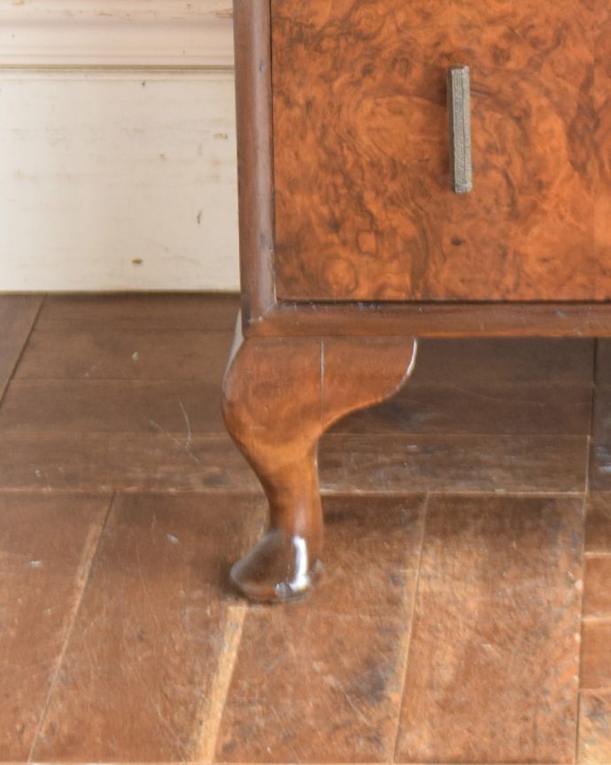 アンティークのチェスト アンティーク家具 表情豊かな木目がとっても美しい、英国輸入のアンティークカップボードチェスト(食器棚) 。女性1人でラクラク運べちゃうんですHandleのアンティークは、脚の裏にフェルトキーパーをお付けしています。(q-937-f)