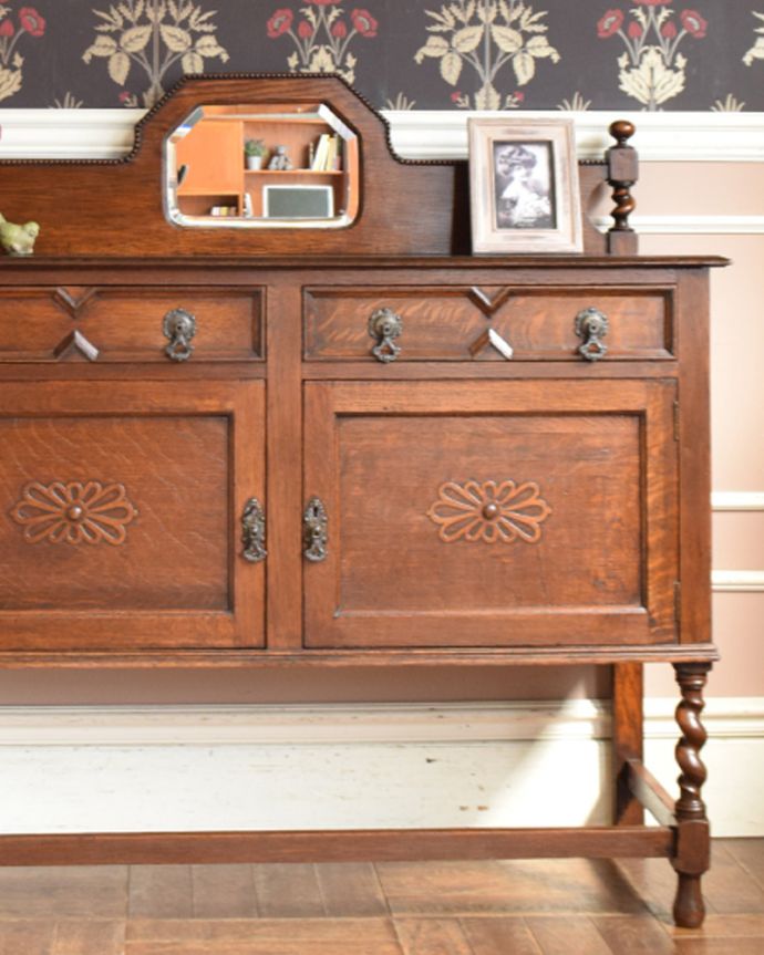 アンティークのキャビネット アンティーク家具 英国輸入の便利なアンティーク家具、オーク材のミラーバックサイドボード。見た目の美しさとたっぷりの収納力が魅力もともとダイニングでサーブ用の家具として造られた英国らしいアンティーク家具。(q-944-f)