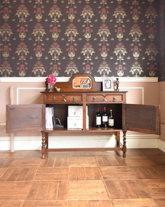 アンティークのキャビネット アンティーク家具 英国輸入の便利なアンティーク家具、オーク材のミラーバックサイドボード。扉を開けて中を見てみると・・・扉の中の収納はこんな感じになっています。(q-944-f)