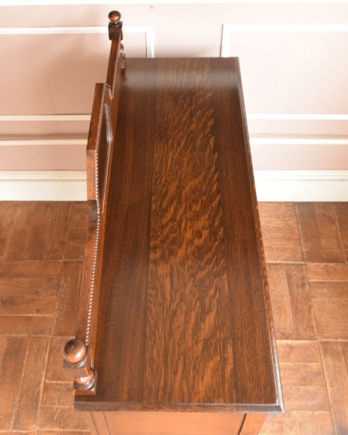 アンティークのキャビネット アンティーク家具 英国輸入の便利なアンティーク家具、オーク材のミラーバックサイドボード。天板もしっかりキレイに修復しました。(q-944-f)