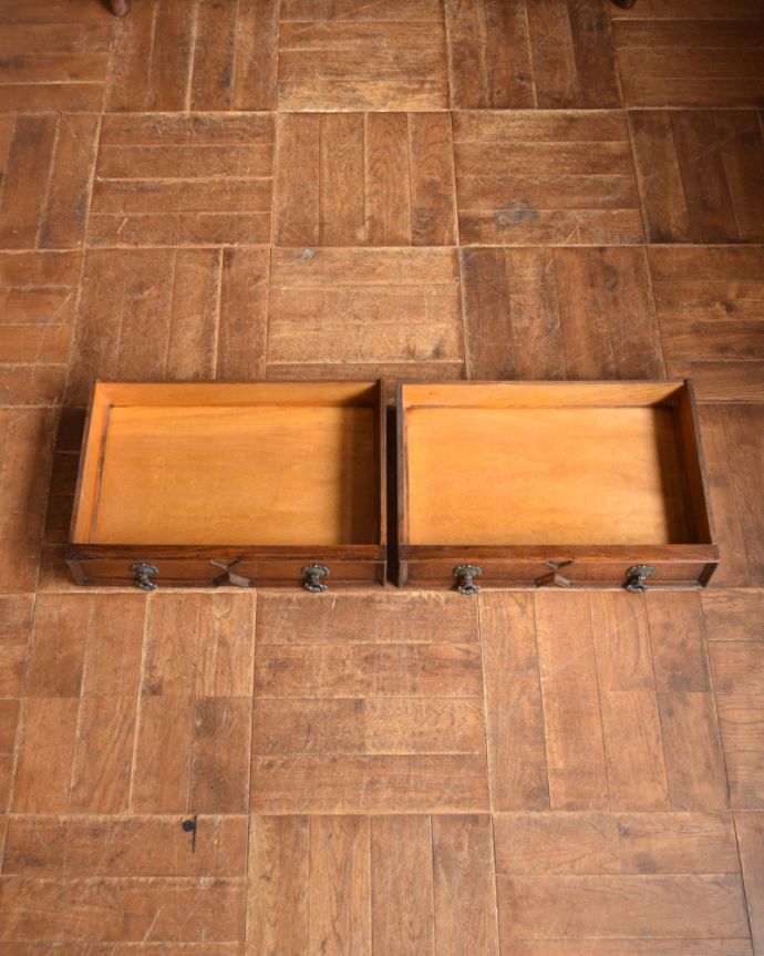 アンティークのキャビネット アンティーク家具 英国輸入の便利なアンティーク家具、オーク材のミラーバックサイドボード。もちろん引き出しの中もキレイに修復しましたもともとシルバーのカトラリーなどを入れて収納していた引き出し。(q-944-f)