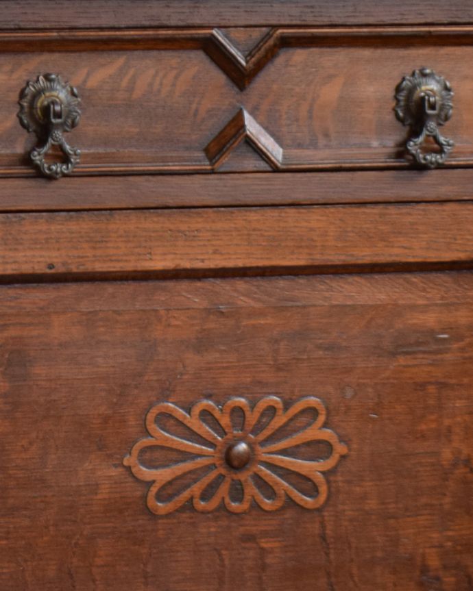 アンティークのキャビネット アンティーク家具 英国輸入の便利なアンティーク家具、オーク材のミラーバックサイドボード。至る所に繊細な彫いろんな彫のデザインがありますが、個人的に美しいと思える女性らしく優雅なデザインを選んできました。(q-944-f)