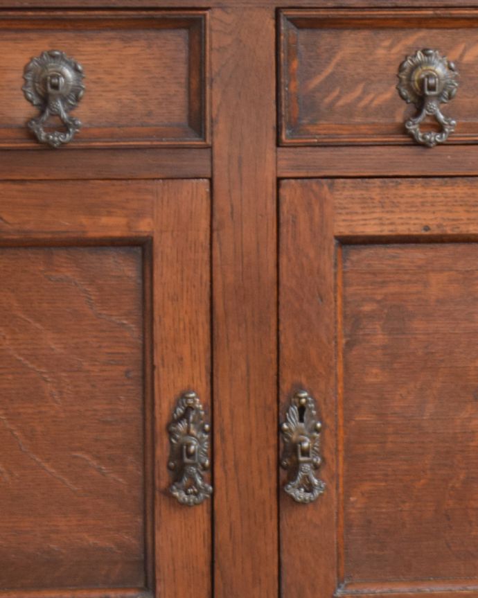 アンティークのキャビネット アンティーク家具 英国輸入の便利なアンティーク家具、オーク材のミラーバックサイドボード。開けるたびに、ワクワクしちゃう。(q-944-f)