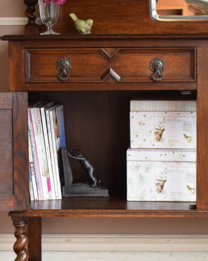 アンティークのキャビネット アンティーク家具 英国輸入の便利なアンティーク家具、オーク材のミラーバックサイドボード。扉の中は収納たっぷりA4サイズの雑誌までしっかり収納出来ちゃう大きさ。(q-944-f)