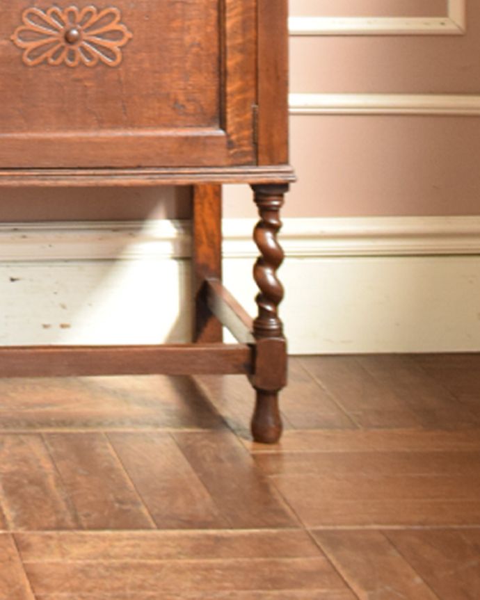 アンティークのキャビネット アンティーク家具 英国輸入の便利なアンティーク家具、オーク材のミラーバックサイドボード。女性でも運べちゃう理由は・・・Handleのアンティークは、脚の裏にフェルトキーパーをお付けしていますので、重い家具でも床を滑らせれて移動する事が出来ます。(q-944-f)