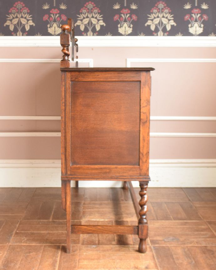 アンティークのキャビネット アンティーク家具 英国輸入の便利なアンティーク家具、オーク材のミラーバックサイドボード。横から見た姿もステキ横から見てみるとこんな感じです。(q-944-f)