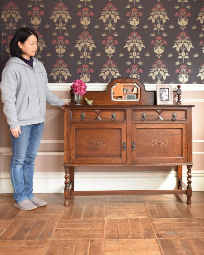 アンティークのキャビネット アンティーク家具 英国輸入の便利なアンティーク家具、オーク材のミラーバックサイドボード。鏡がキラっと輝くサイドボード光を取り込んでキラキラ輝くミラーは、まだ電気が発達していなかった時代に太陽や蝋燭の灯りを反射させて部屋を明るくするために付けられたもの。(q-944-f)