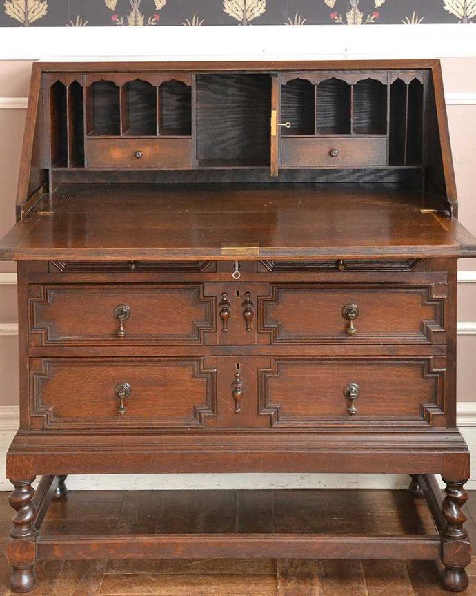 ビューロー　アンティーク家具　英国紳士お好みの重厚感あるデザイン、オーク材のアンティークライティングビューロー。細かく仕切られた中身にうっとり扉の中身はこんなに細かく仕切られています。(z-043-f)