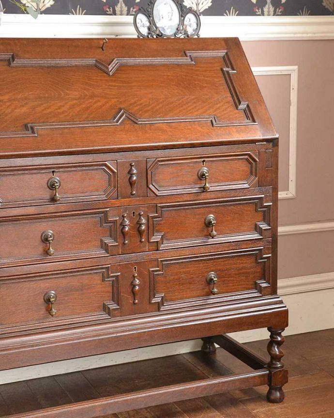 ビューロー　アンティーク家具　英国紳士お好みの重厚感あるデザイン、オーク材のアンティークライティングビューロー。英国アンティークらしい木目の美しさ自慢はアンティークだから手に入る木目の美しさ。(z-043-f)