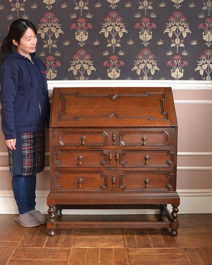 ビューロー　アンティーク家具　英国紳士お好みの重厚感あるデザイン、オーク材のアンティークライティングビューロー。英国らしいドッシリとした落ち着いた雰囲気が自慢扉を開くだけでデスクになっちゃうビューロー。(z-043-f)