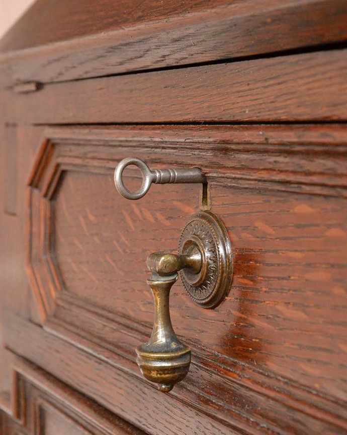 ビューロー　アンティーク家具　英国紳士お好みの重厚感あるデザイン、オーク材のアンティークライティングビューロー。アンティークらしい取っ手取っ手にもこだわりが感じられます。(z-043-f)