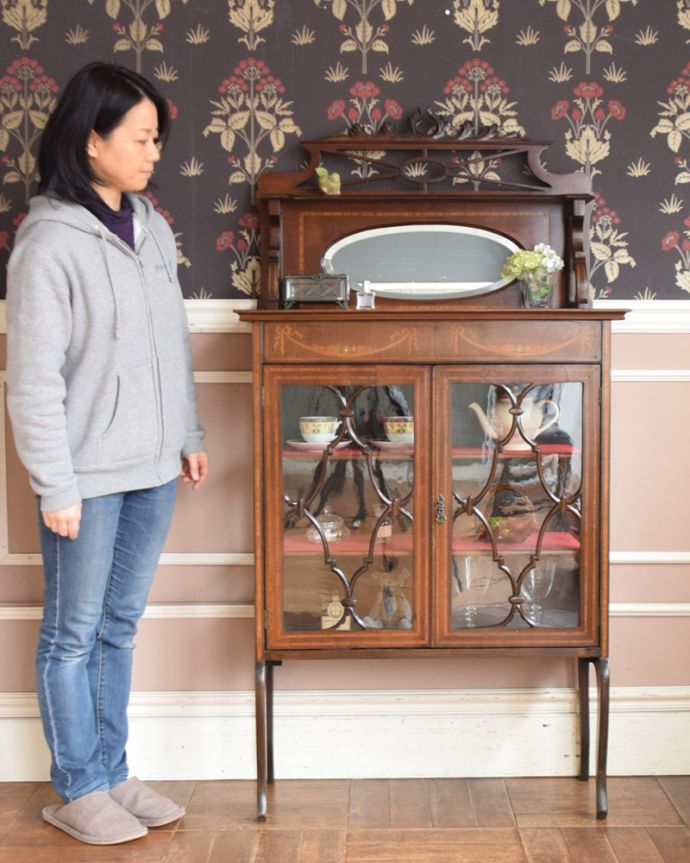 アンティークのキャビネット　アンティーク家具　心が躍る美しい装飾、英国輸入のアンティークカップボード（ペディスタルキャビネット）。眺めているだけで幸せ･･･芸術的に美しいディスプレイキャビネットは、置くだけで周りの空気を変えてくれます。(q-956-f)